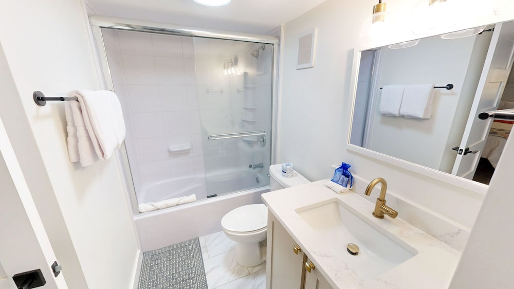 Shoreline Towers 1044 2 Bedroom Condo