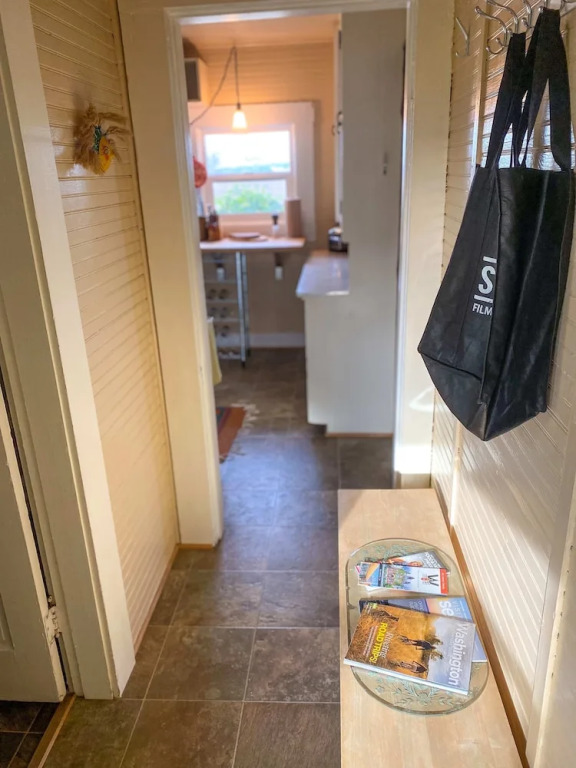 Upstairs at Thevictorian - Lush Walkable and Dog-friendly Retreat - Steps From Downtown Bellingham