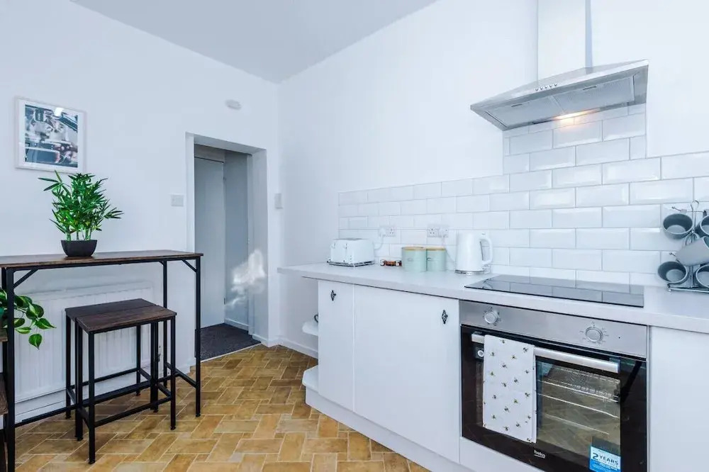 Comfy Four Bedroom House with parking