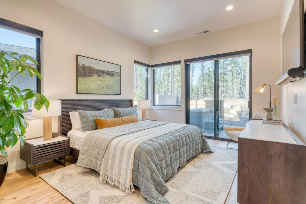Grand Fir by Avantstay Hot Tub and Firepit