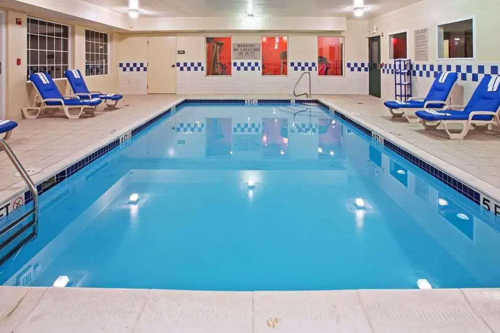 Wingate Suites by Wyndham Youngstown - Austintown