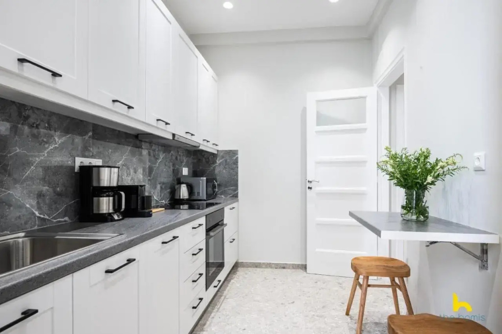 Contemporary 2-BDR APT near Kalimarmaro & Alsos Park!