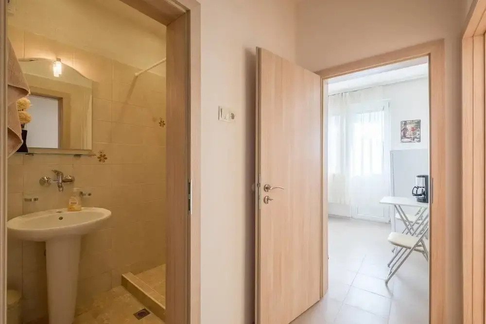 FM Deluxe 2-BDR Apartment with Terrace - Central City View