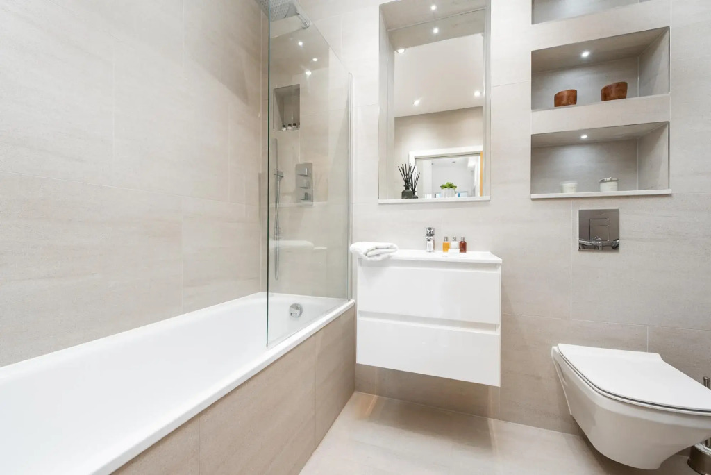 Modern Kingston Home Close to Hampton Court Palace by Underthedoormat