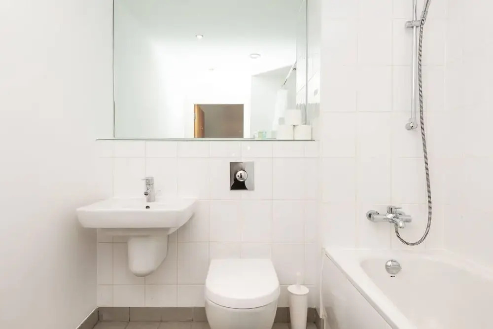 Stunning 2BR Waterside Apartment Close to Station