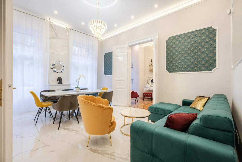 Premium Art Deco Apartment at Broadway // 4BDR & 3BR