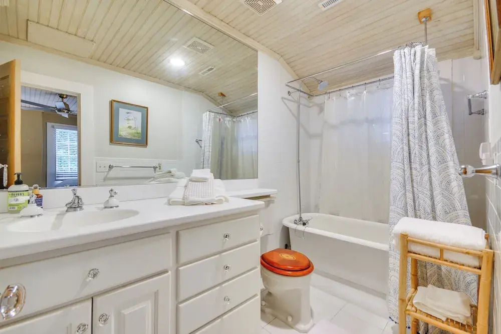 Walk to Main St: Historic High Point Carriage Home