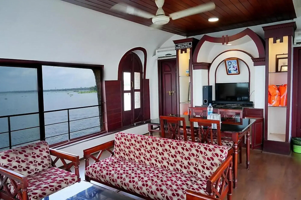 Aqua Castle Houseboat - by Aqua Jumbo Houseboats