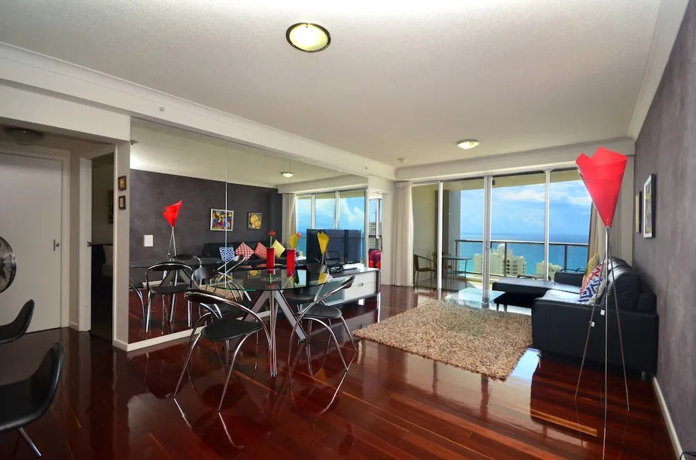 Chevron Renaissance - HR Surfers Paradise