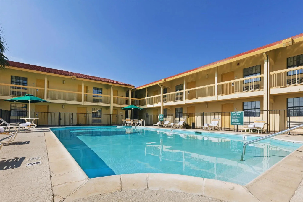 Super 8 by Wyndham Eagle Pass