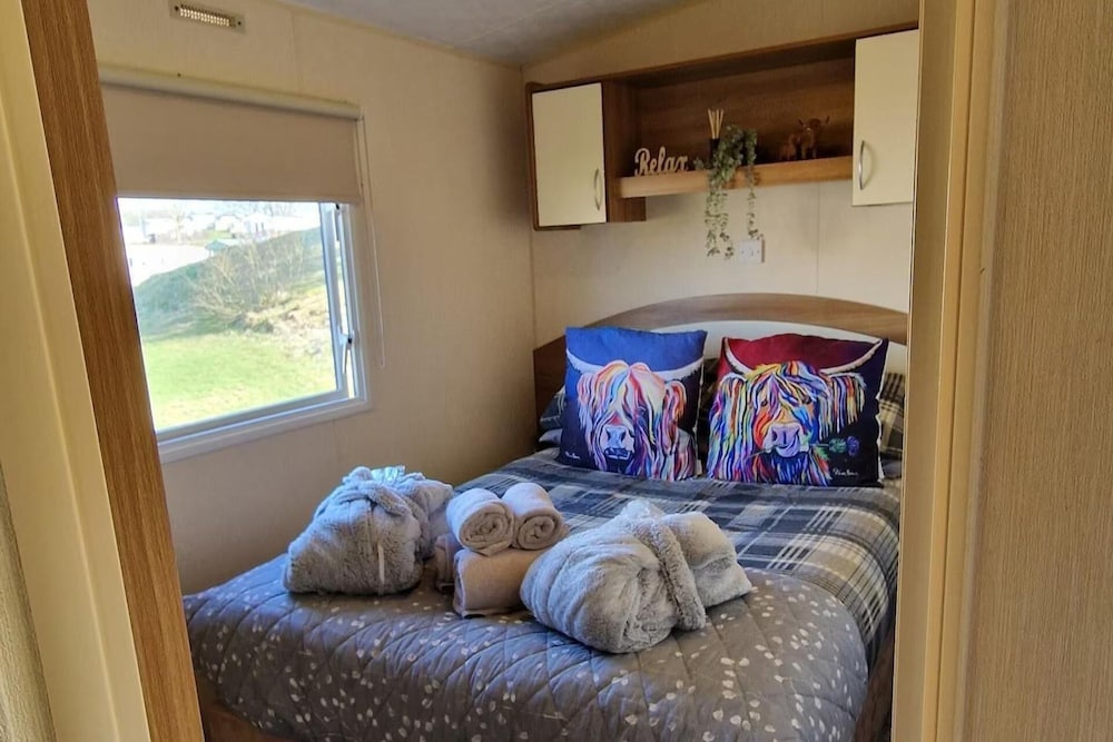 Cabin- Sleeps 8- Hot Tub, Free Parking, Wifi, Pets