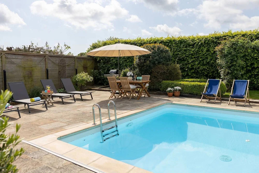 House Annexe Sleeps 18 Heated Pool