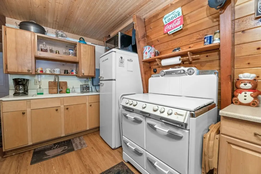 The Grizzly Grotto - Gorgeous Gambrel With Gaming Consoles And Fast Wifi! 3 Bedroom Cabin