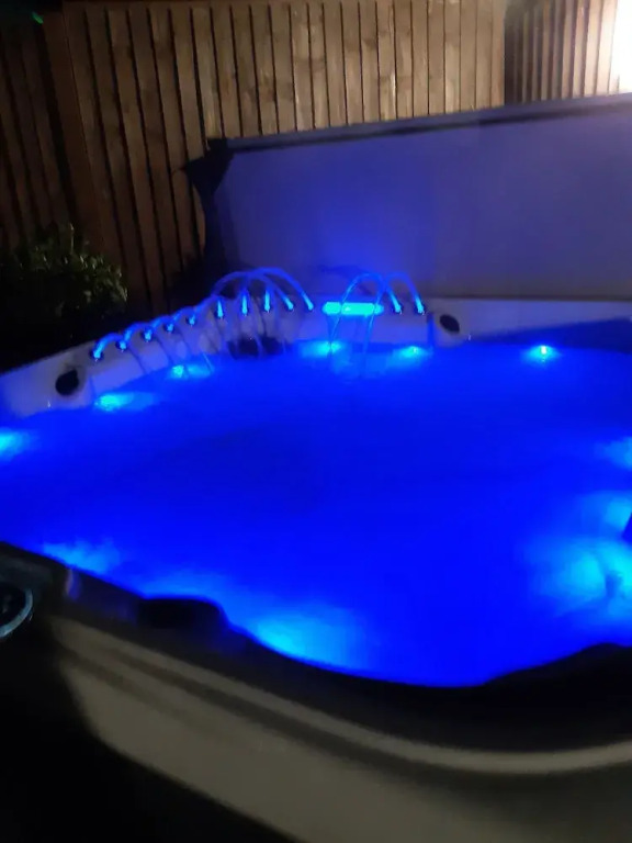 Impeccable1 Double bed Cabin in Poole With Hot Tub