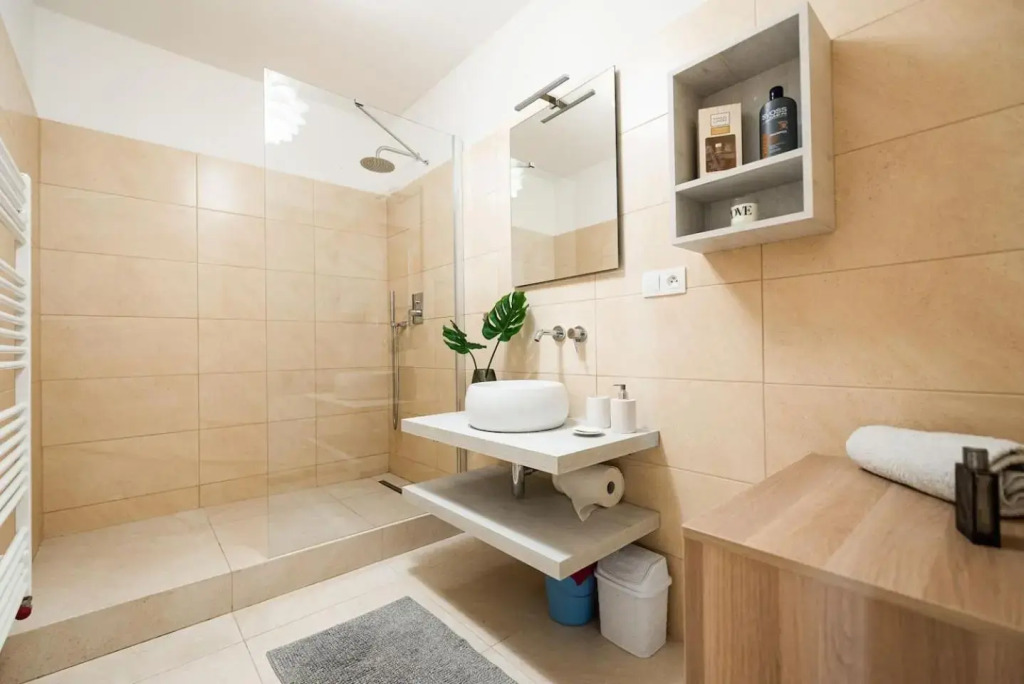 Private 5 star - Stylish - 3 room flat with secured in-door Pkg