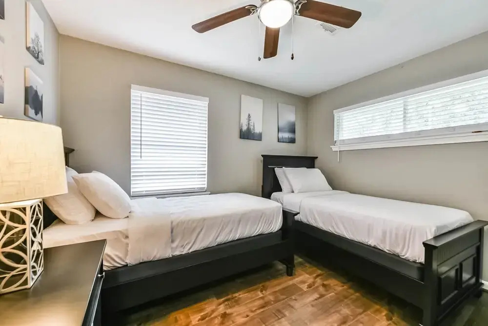 West End in SW Houston, Sleeps 10, Work-cation, King Bd, Pet, High Speed Wifi
