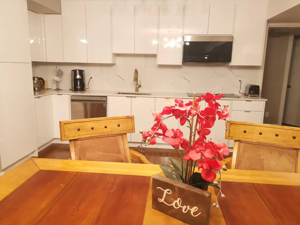 JESI'S NEW HOUSE, Self Entrance 2 BR, Whole Suite, Close To White Rock Beach & US Border