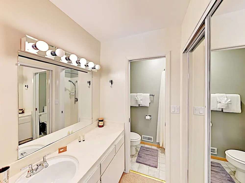 New Listing! Stylish 3-Story Condo Near Ski Resorts Condo