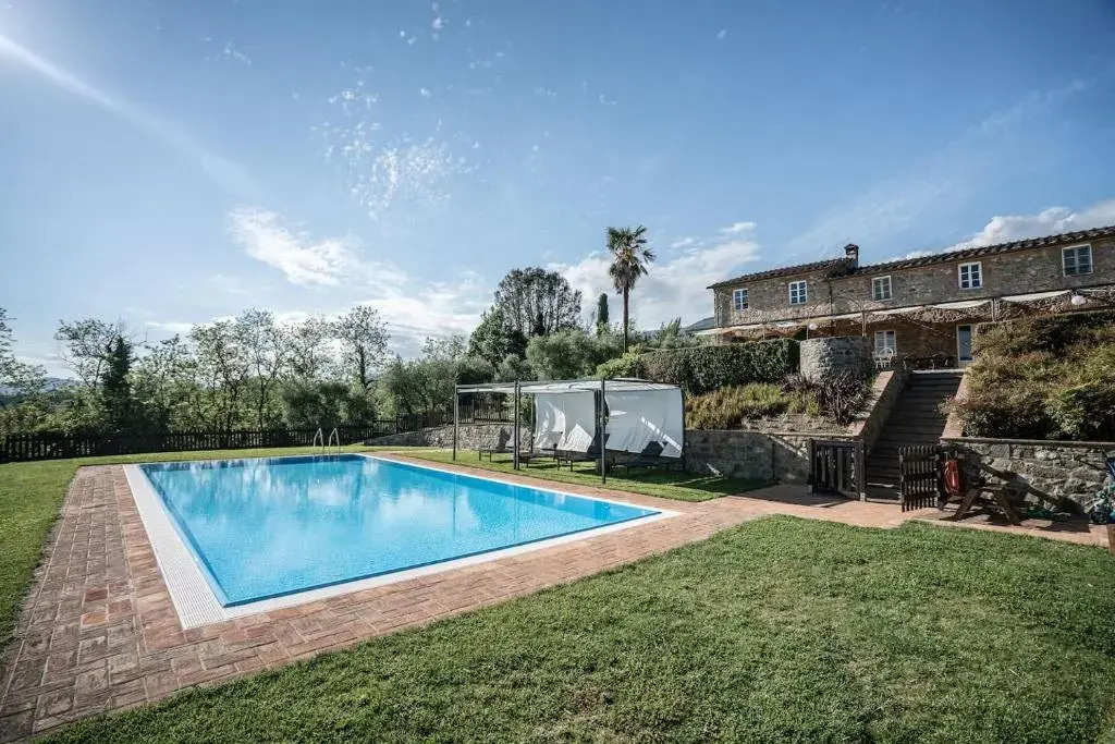 Ampio appartamento completamente rinnovato con vista piscina e jacuzzi