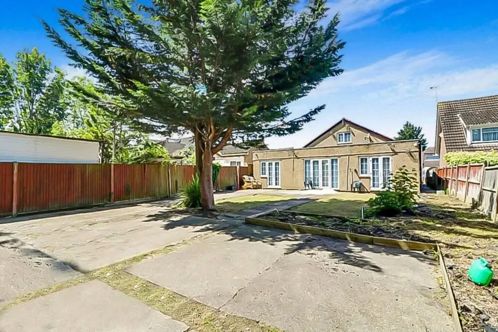 Stunning 7-bed Detached House in Luton With Parkin