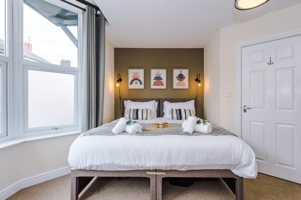 Modern Apartment Perfect for Business Sleeps 4