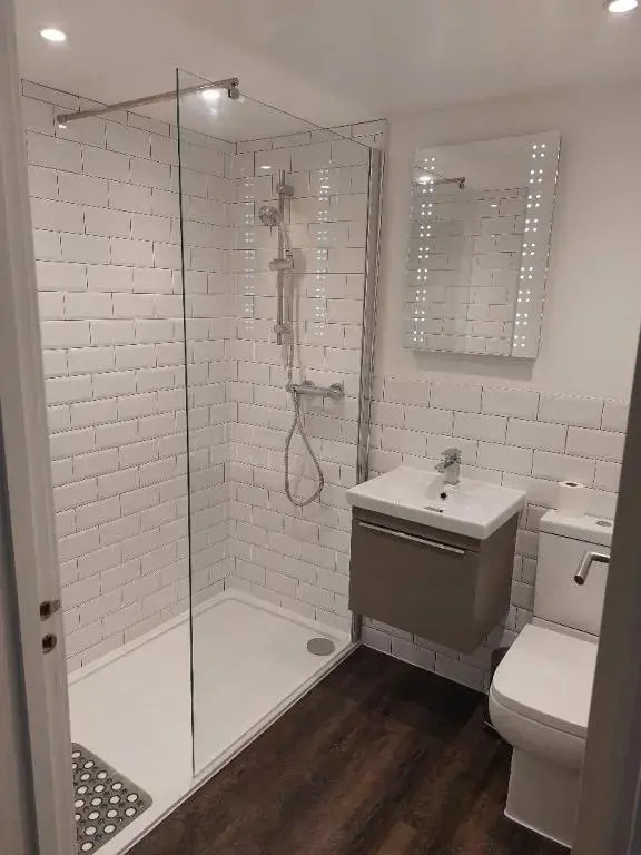 Superb 1 Bedroom Stylish app 1st Fl sleeps 2 + 2