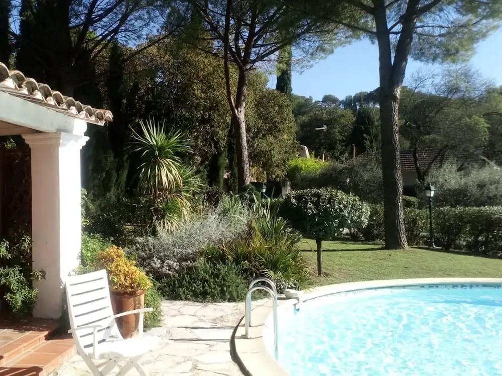 Characteristic Villa With Private Swimming Pool Close to the Center of Nimes
