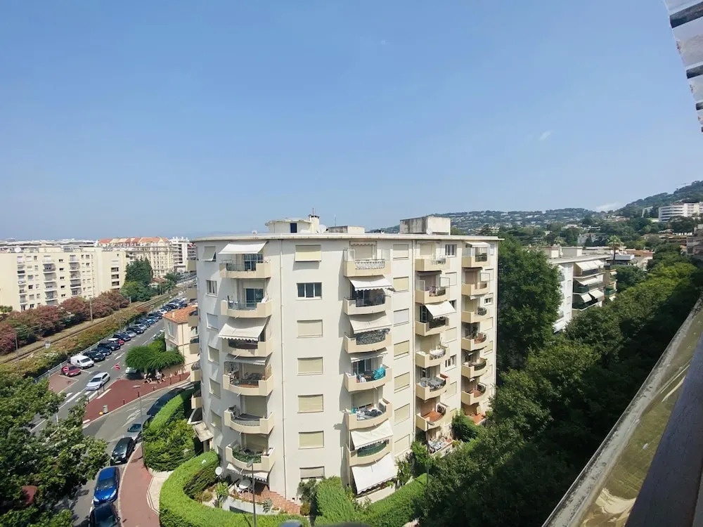 Stylish one Bedroom Apartment in Central Cannes Just off the Croisette and Near Beaches - 680