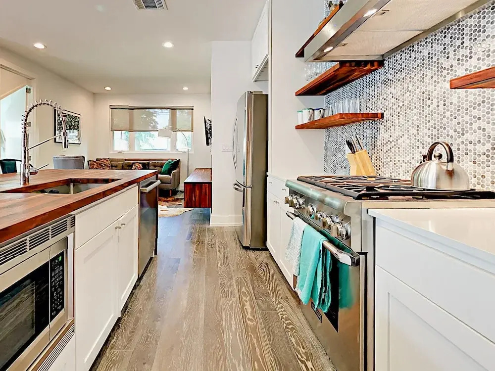 3br W/ Contemporary Kitchen, Patios 3 Bedroom Duplex