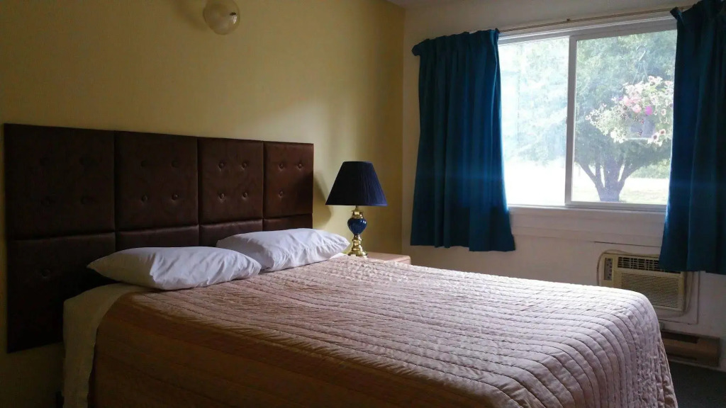 Boundary Creek Motel and RV Park