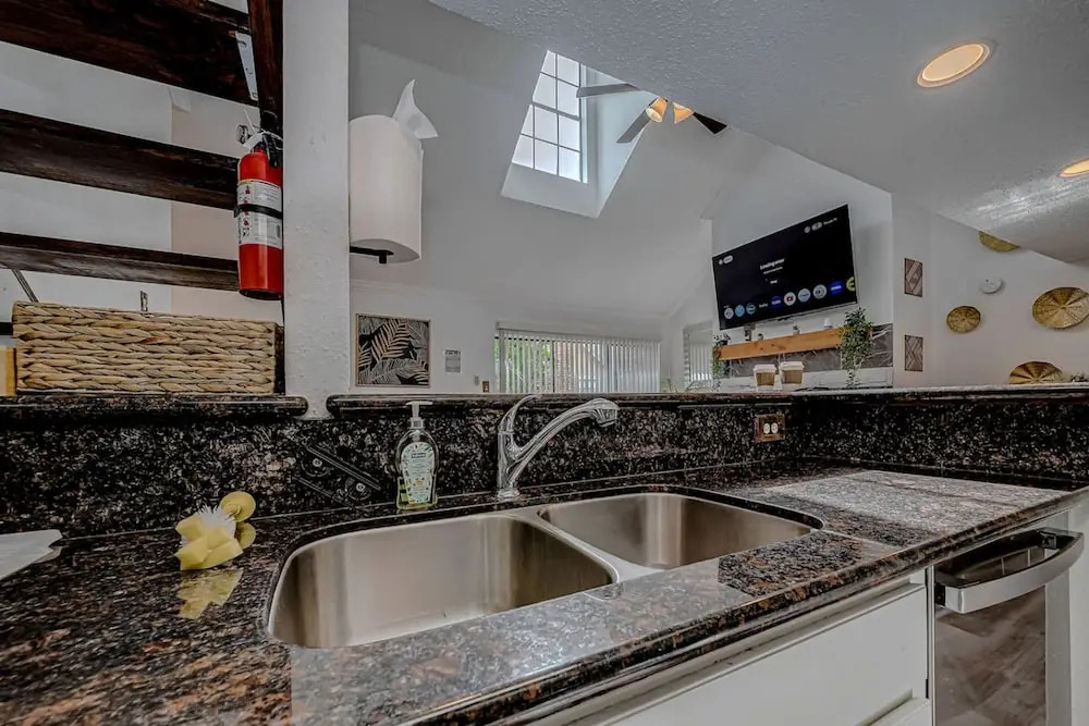 Upscale 1BR Condo in Med Center