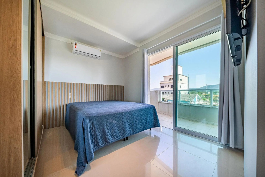169 - Cobertura Duplex com 03 quartos, ideal para 03 casais e ampla vaga de garagem na praia de Canto Grande - Bombinhas - SC