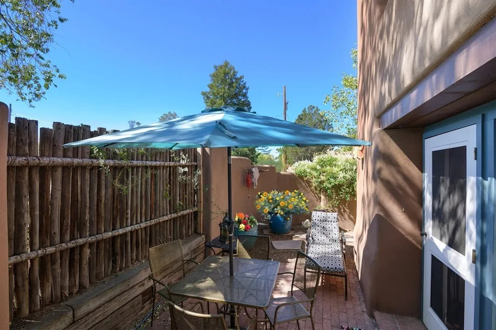 Serenidad - Delightful Vacation Home, Walk to The Plaza and Canyon Rd
