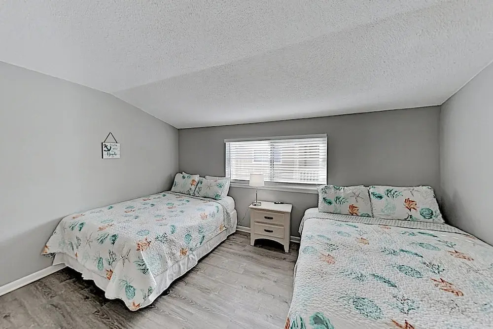 Newly Remodeled W/ Pool - Steps To Beach! 2 Bedroom Condo