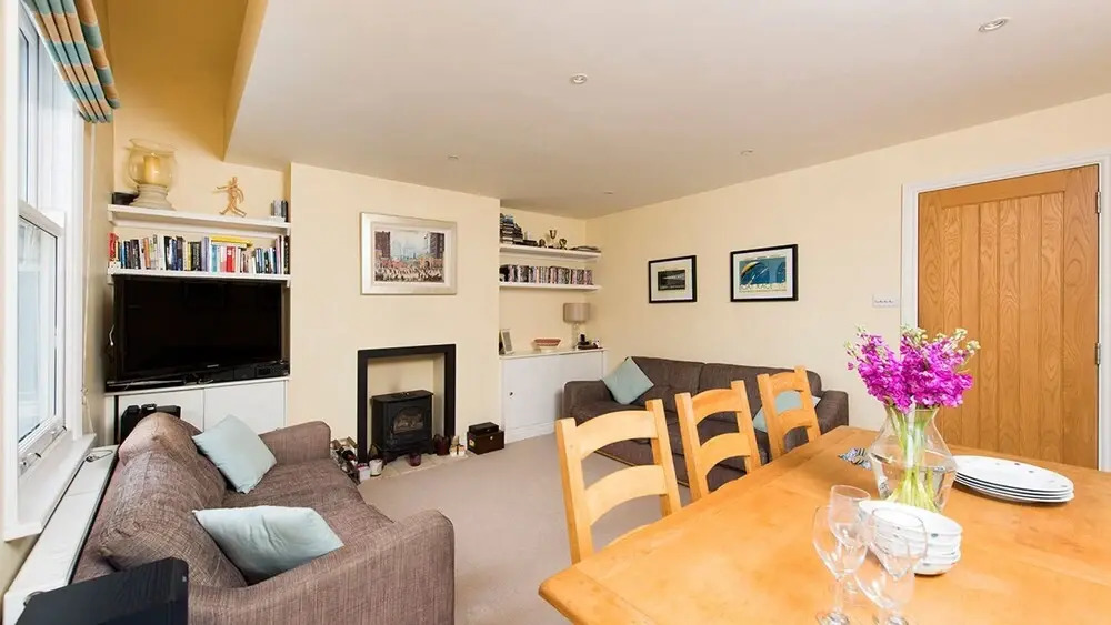 Spacious, Comfortable 2BR Fulham Maisonette
