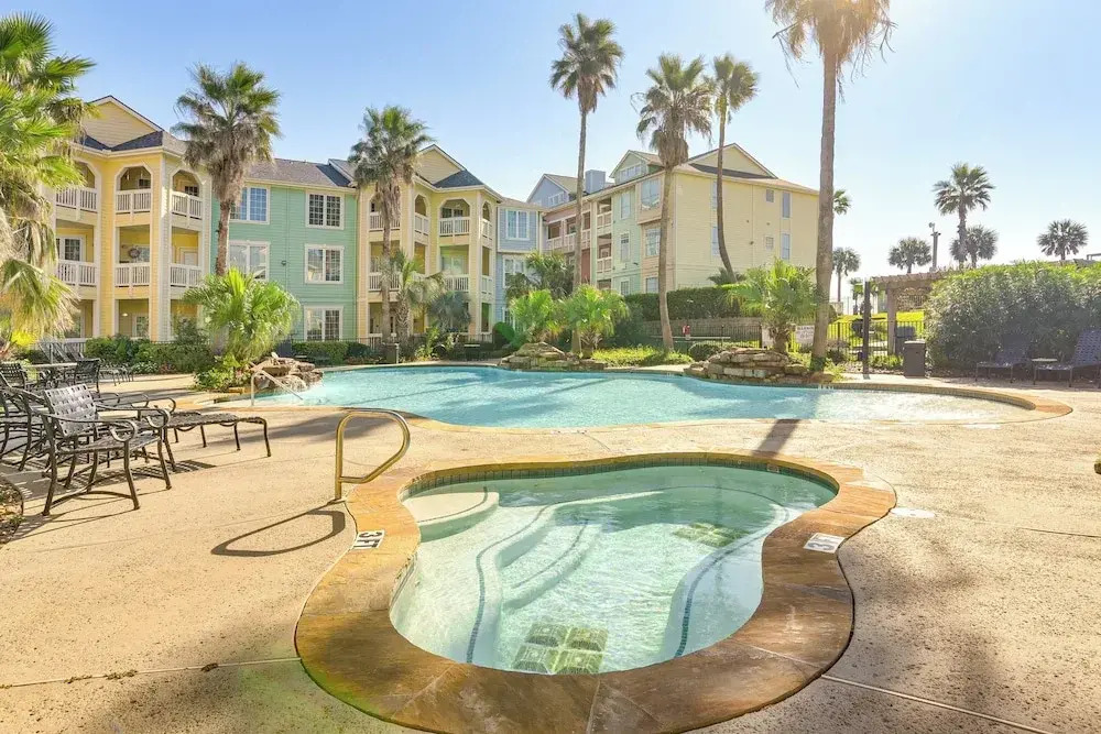 Walk to Babe's Beach! 3rd-floor Condo w/ Pool