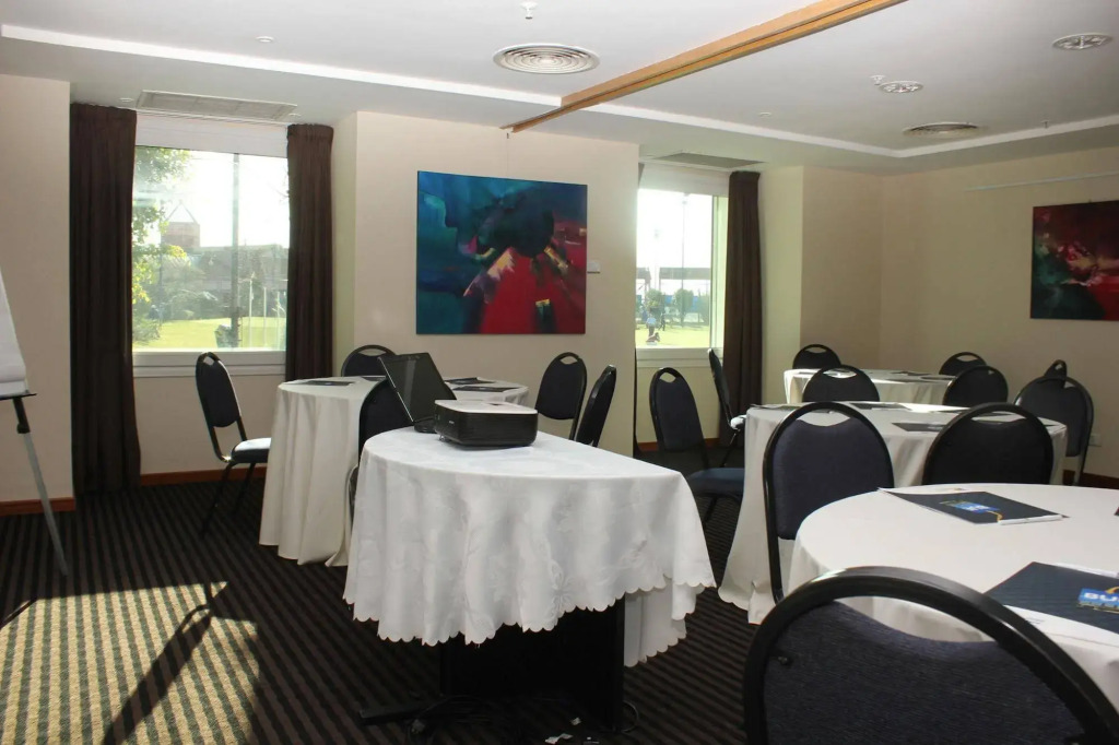 Hotel Aeroparque Inn & Suites