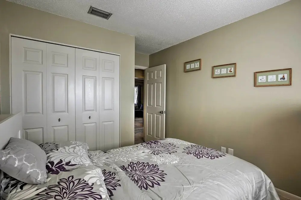 Walk to Beach & Dining: Sunny St Pete Condo!