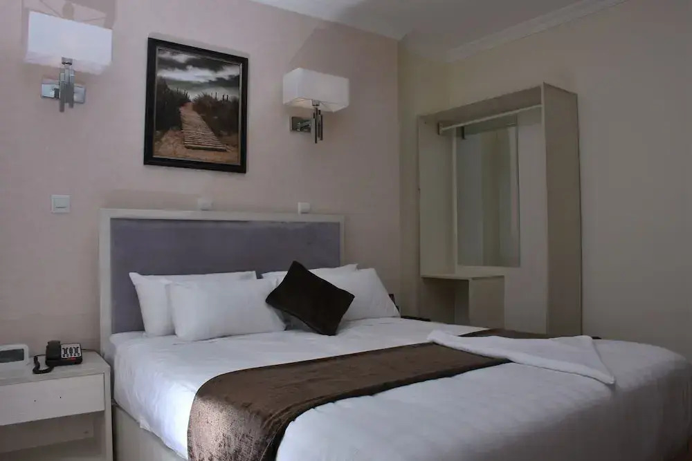 Ruth Hotel