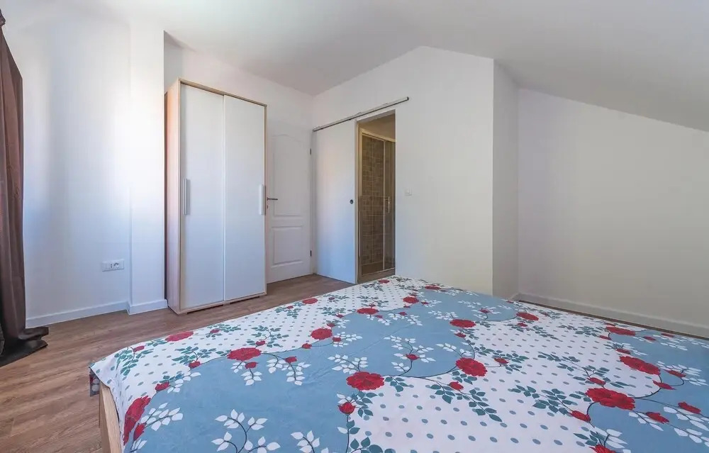 Amazing Home in Brodarica With Wifi and 6 Bedrooms