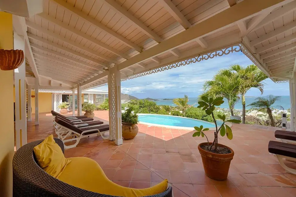 Stunning Orient Bay Ocean Views, Walk to the Beach! AC, Free Wifi, Swimming Pool