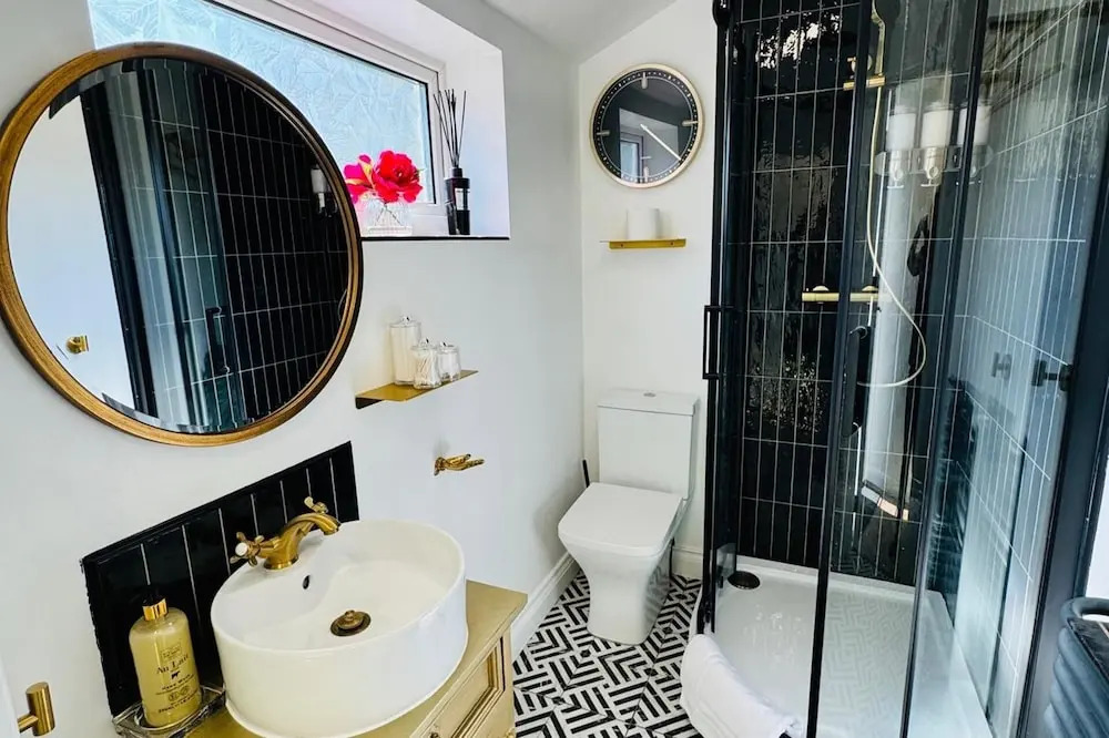 Designer 2 Bedroom Apartment in London With Garden
