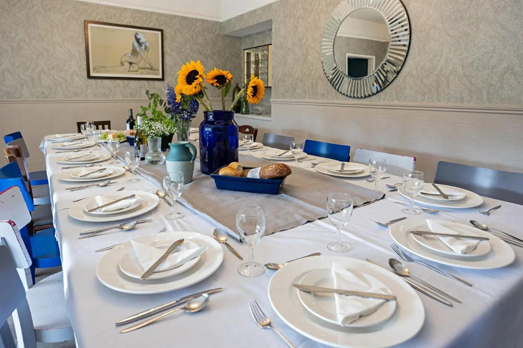 The Elmfield, 8 Bed Villa with heated indoor Swimming Pool and Cocktail Bar