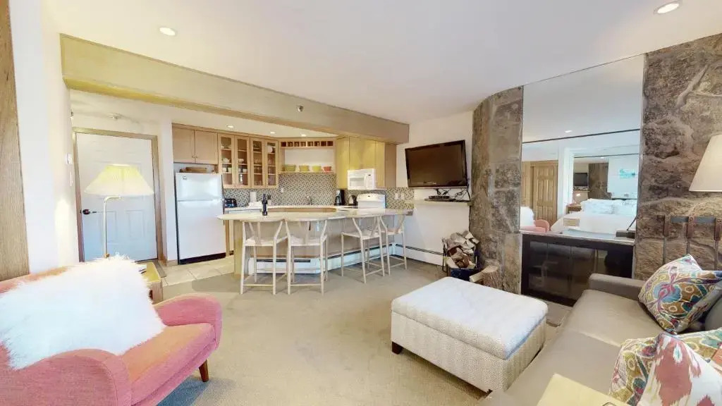 Laurelwood Condominiums Studio Premier Unit 105