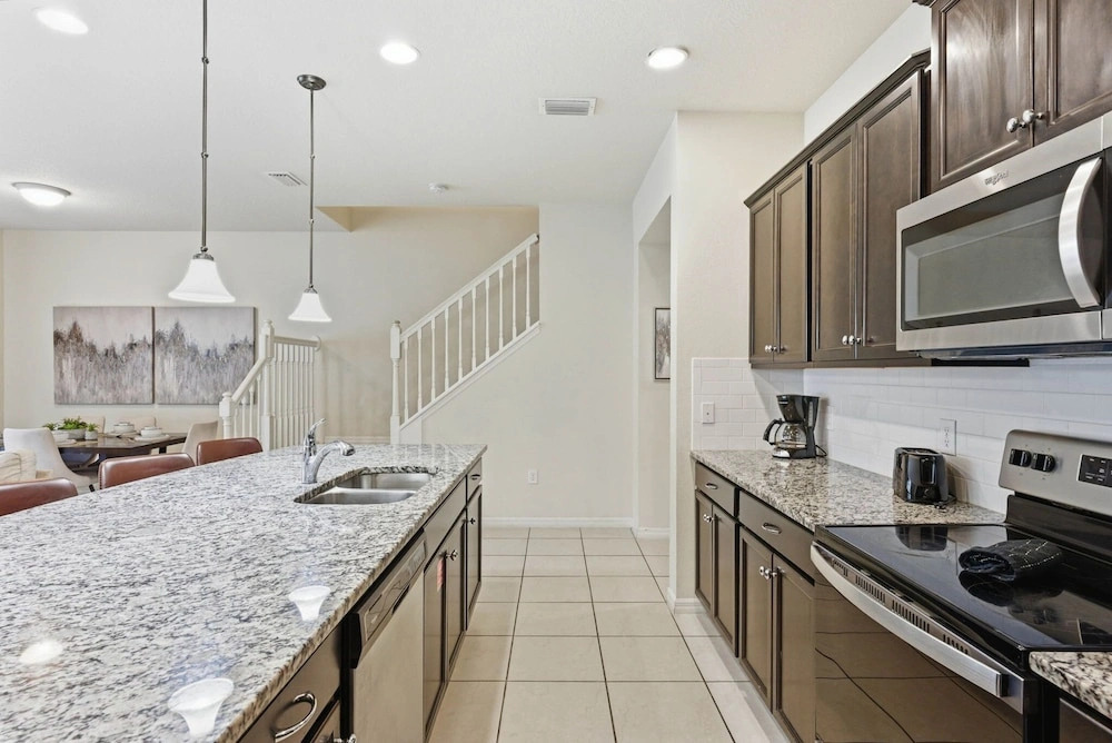 Cozy and Spacious 5BR With Pool Near Disney Parks