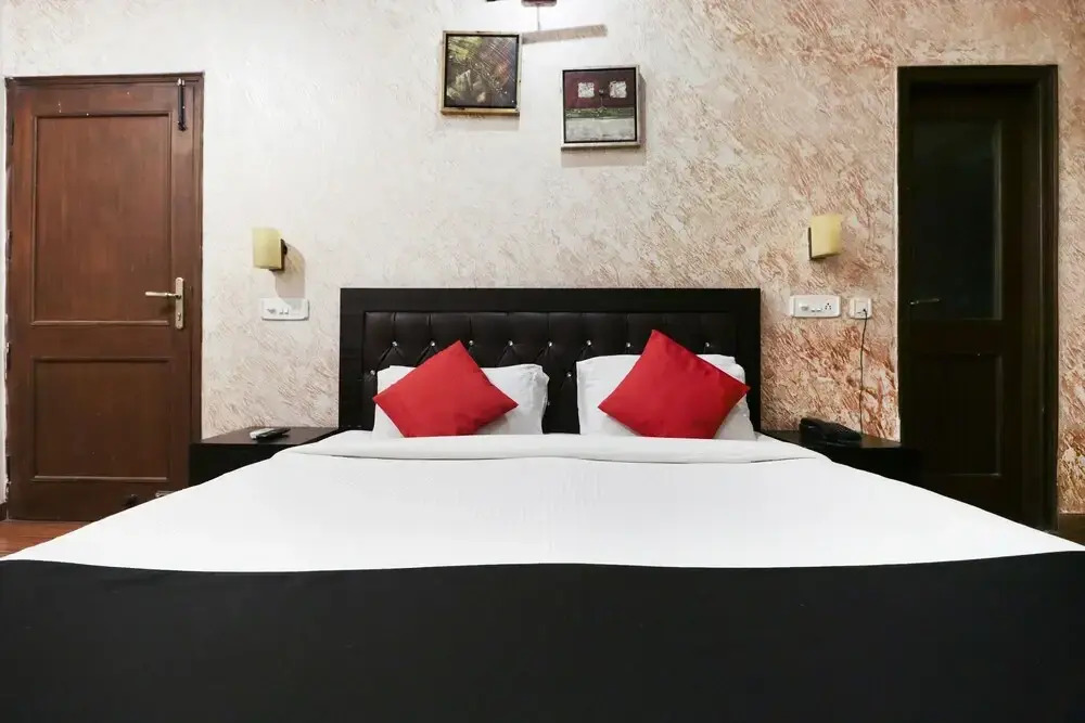 Capital O 5438 Hotel Shiraaz-2