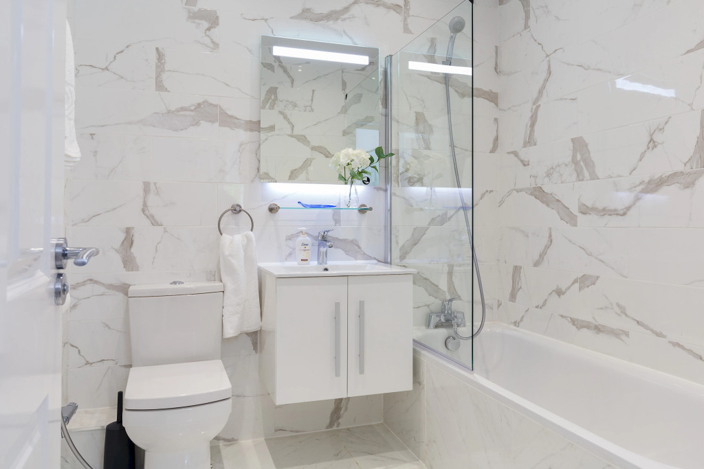 Sophisticated modern 2-bed 2-bath on Cromwell rd
