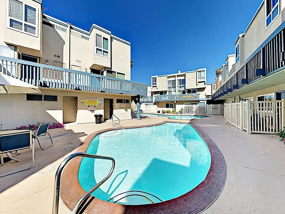 Modern Mountain-View Condo, 1 Block To Beach! Condo