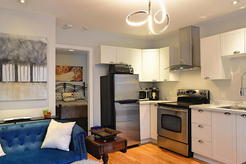 Ottawa Downtown Executive Apartment Retreat with Private Balcony near Bank Street - Sleep Max 2