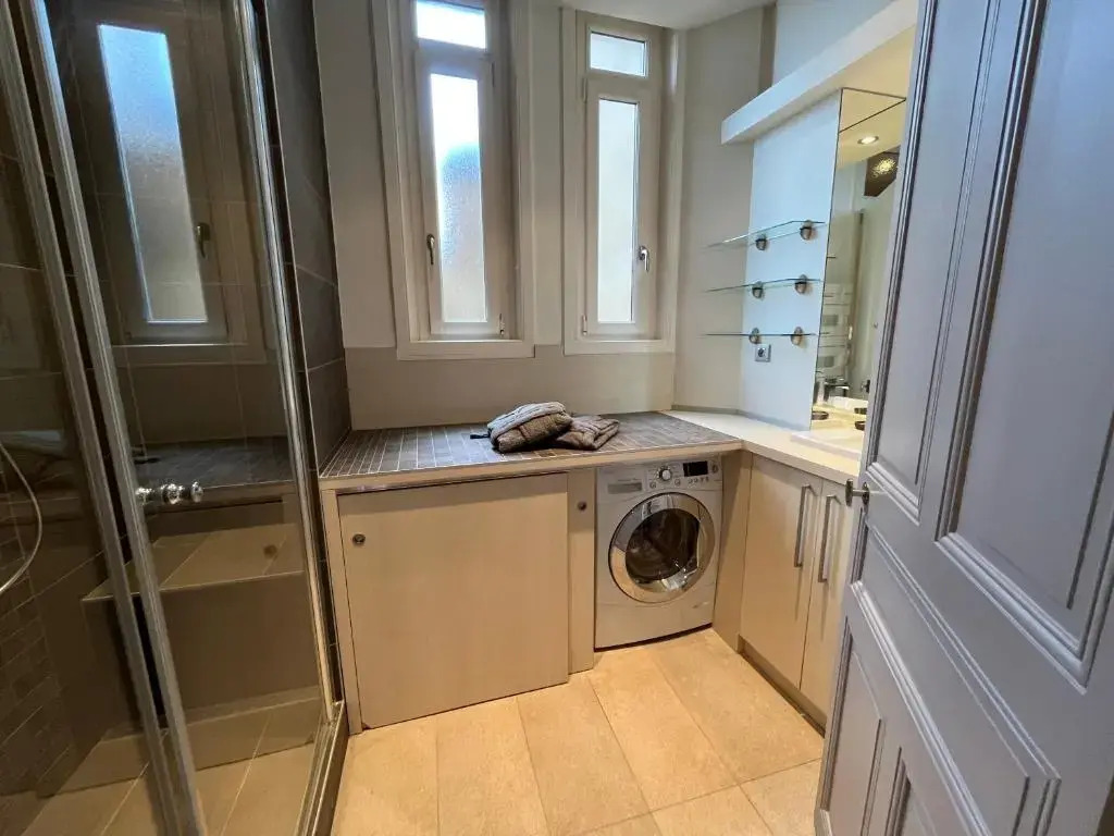 Appartement haut standing 125m2 / Parking privé plein centre-ville avec vue panoramique